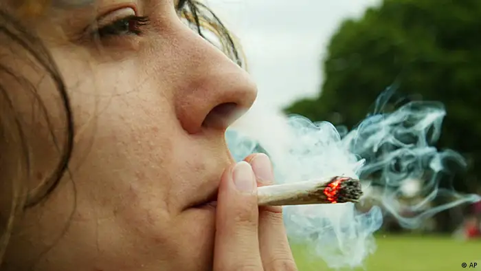 Marijuana joints are smoked openly at London's annual cannibis festival, Saturday June 5, 2004, as protest againt the illegal status of the drug. (AP Photo/John D McHugh) Danke