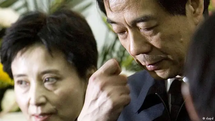 In this January 17, 2007 photo, former Chongqing Communist Party Secretary Bo Xilai, right, accompanied by his wife Gu Kailai, attends a funeral for his father in Beijing. Bo, who until recently seemed destined for the top ranks of China's leadership, was stripped of his most powerful posts on Tuesday April 10, 2012, and his wife named in the murder of a British businessman. (Foto:Kyodo News/China Foto Press/AP/dapd) JAPAN OUT, MANDATORY CREDIT, NO LICENSING IN CHINA, HONG KONG, JAPAN, SOUTH KOREA AND FRANCE, NO SALES