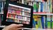 iPad mit Bücherwand auf dem Bildschirm iPad mit Bücherwand auf dem Bildschirm