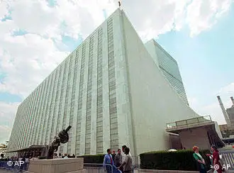 纽约联合国总部前的著名雕塑－被打结的手枪