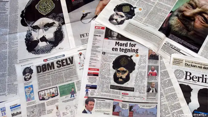 Mohammed-Karikatur auf Tageszeitungen. (Foto: dpa, Bildfunk)