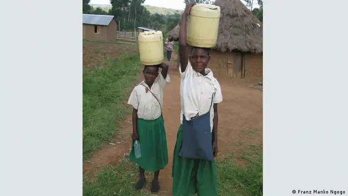 Bild: 159-Ras Franz Manko Ngogo_ Fetching water for teachers Titel: Fetching water for teachers Schlagworte: Global Media Forum 2012, KLICK! 2012, Klick159 Fotograf: Franz Manko Ngogo, Tanzania Aufnahmeort: Tarime, Mara, Tanzania Beschreibung: These are school children, fetching water for their teachers using to carry a heavier vesels more than they use at home. You never find any girl from teacher's family carries such task. They use their exercise books to reduce budden during their carriage water in. Bildrechte: Verwertungsrechte im Kontext des Global Media Forums eingeräumt