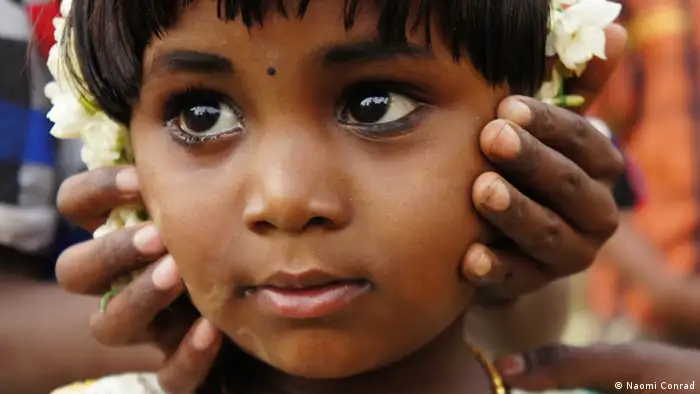 183-Conrad_Naomi-The tribals of Kerala3 Titel: The tribals of Kerala Schlagworte: Global Media Forum 2012, KLICK! 2012, Klick183 Fotograf: Naomi Conrad, Germany Bildbeschreibung: A tribal girl during a religious festival in Southern India. Her brother forced her to smile for the camera, then he asked shyly: “How are you?”. Many Indians prefer English-medium schools. Aufnahmeort: Keralla, India Bildrechte: Verwertungsrechte im Kontext des Global Media Forums eingeräumt