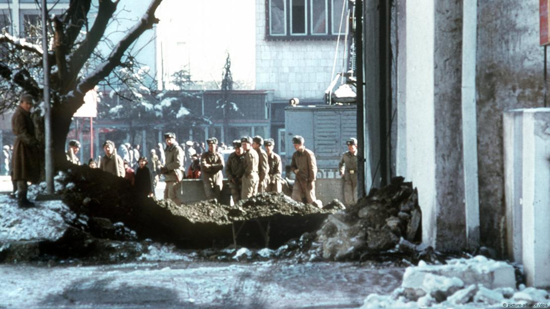 Съветски войници в Кабул през 1980 година