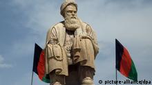 Abdul Ali Mazari statue in Bamiyan *** Wikipedia: Abdul Ali Mazari (persisch: ‏عبدلعلی مزاری‎, ʿAbd al-ʿAlī Mazārī; * 1946 in Chahar Kint, Balkh, Afghanistan; † März 1995 in Ghazni, Afghanistan) war ein politischer Führer der Hezb-e Wahdat während und nach der sowjetischen Invasion in Afghanistan. 1995 wurde er von den Taliban ermordet. Mazari, ein Angehöriger der Ethnie der Hazara, vertrat die Meinung, dass die Lösung von Afghanistans politischen Problemen in der Konstitution eines Bundesstaates liege, in dem alle Ethnien Afghanistan vertreten und und mit gleichen Rechten ausgestattet sind. [1]