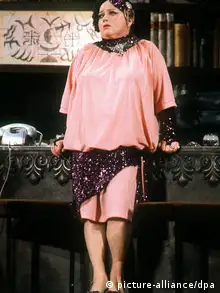 Trude Herr auf der Bühne ihres Theaters (1982)