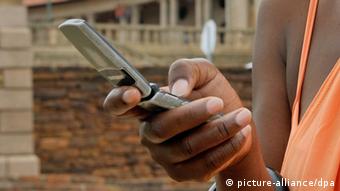 Seit kurzem können Betroffene anonym per SMS Korruptionsvorfälle melden