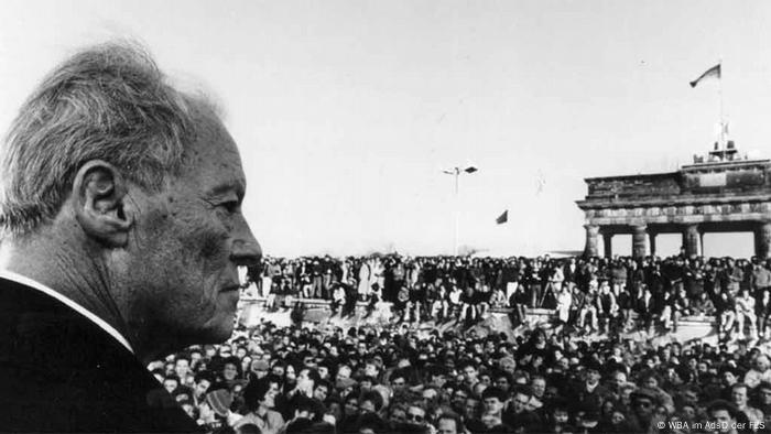 Willy Brandt vor dem Brandenburger Tor. (Foto: Willy-Brandt-Archiv der
Friedrich-Ebert-Stiftung)