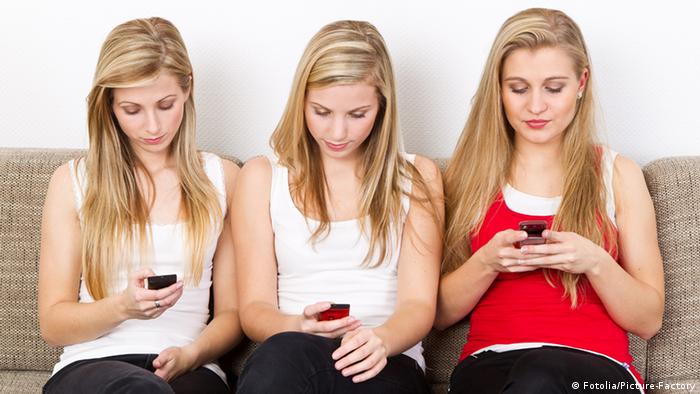 Три девушки посылают SMS-сообщения