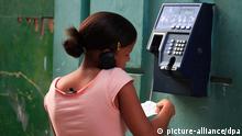 Junge Kubanerin am Telefon, Havanna, Kuba