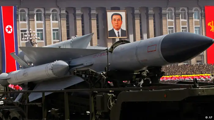 North Korea military vehicles carrying rockets participate in a mass military parade in Pyongyang's Kim Il Sung Square to celebrate 100 years since the birth of North Korea founder Kim Il Sung on Sunday, April 15, 2012. North Korean leader Kim Jong Un delivered his first public televised speech Sunday, just two days after a failed rocket launch, portraying himself as a strong military chief unafraid of foreign powers during festivities meant to glorify his grandfather. (Foto:Vincent Yu/AP/dapd)
