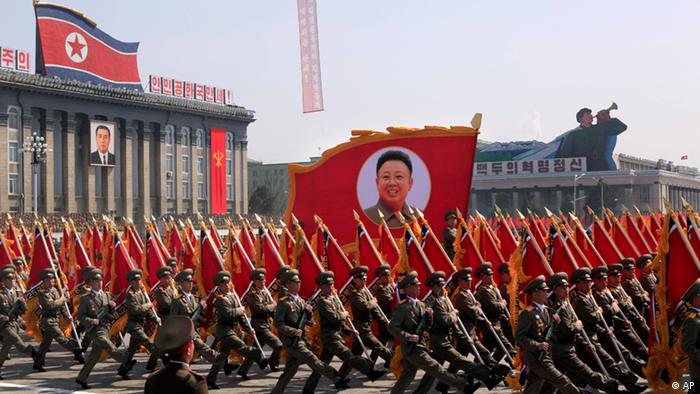 Военный парад в Пхеньяне в честь 100-летия со дня рождения Ким Ир Сена.