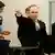 Breivik ballt beim Betreten des Gerichtssaals die rechte Faust (Foto: Reuters)