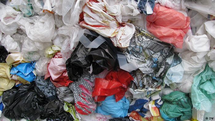 Plastične vrećice na hrpi otpada
