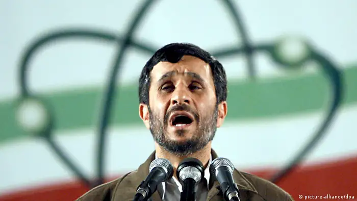 ARCHIV - Der iranische Präsident Mahmud Ahmadinedschad bei einer Rede in der Urananreicherungsanlage in Natans (Archivfoto vom 09.04.2007). Der Westen will nach einem Bericht der «New York Times» zu Beginn der neuen Atomverhandlungen mit dem Iran eine Reihe von Forderungen stellen. Demnach soll die Führung in Teheran sofort die unterirdische und lange geheim gehaltene Atomanlage in Fordo schließen. EPA/ABEDIN TAHERKENAREH (zu dpa: «Ein Deal mit dem Iran?» - Obama hofft und bangt vor Atomgesprächen +++(c) dpa - Bildfunk+++