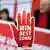 Rote Hand aus Karton mit der Aufschrift "Mindestlohn" und dem Logo des Deutschen Gewerkschaftsbundes (Foto: picture alliance/dpa)