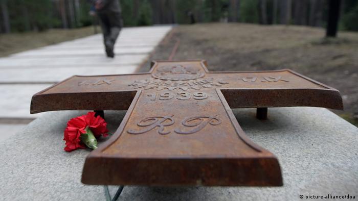 Гвоздика и металлический крест на польском военном кладбище в Катыни