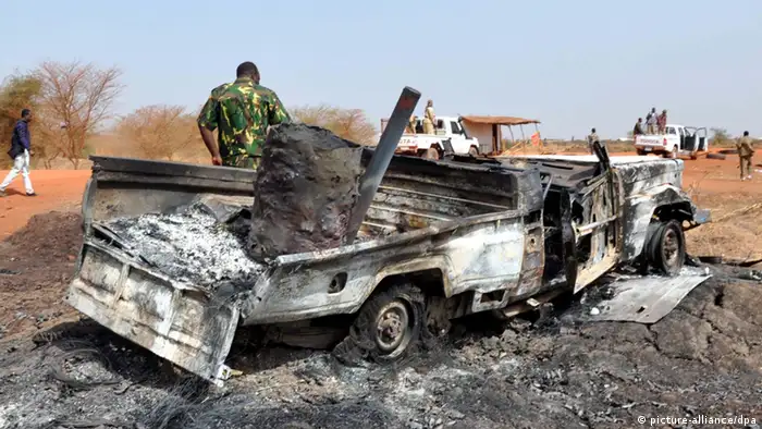 epa03162788 A destroyed vehicle is seen following clashes between Sudanese and South Sudan's forces in the border oil-rich city of Heglig, Sudan, 28 March 2012. According to reports, clashes erupted on 26 March around oil fields that are claimed by the Sudanese government. The Chairperson of the Commission of the African Union, Jean Ping on 27 March expressed his deep concern over the escalating security situation along the border between Sudan and South Sudan EPA/STRINGER +++(c) dpa - Bildfunk+++
