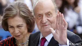 Spain's King Juan Carlos (R) waves beside Queen Sofia before attending an Easter mass at the cathedral in Palma de Mallorca April 8, 2012. REUTERS/Enrique Calvo (SPAIN - Tags: ROYALS ENTERTAINMENT RELIGION) // Eingestellt von wa