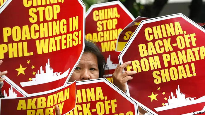 In this April 10, 2012 released by the Philippine Navy, Filipino naval personnel look at giant clam shells on board a Chinese fishing vessel at the disputed Scarborough Shoal in the Protesters display placards during their rally outside the Chinese Consulate at the financial district of Makati city, east of Manila, Philippines Monday, April 16, 2012, to accuse poaching by Chinese fishermen that led to a military standoff at the disputed Scarborough Shoal in the South China Sea. The Philippine president said Monday his country will continue talks with China to resolve the impasse, which began last Tuesday when two Chinese ships prevented a Philippine warship from arresting several Chinese fishermen. (Foto:Bullit Marquez/AP/dapd)