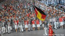 Basketballstar Dirk Nowitzki (r) trägt die Fahne beim Einmarsch der deutschen Mannschaft bei der feierlichen Eröffnung der XXIX. Olympischen Spiele am 08.08.2008 im Nationalstadion in Peking. Die Spiele dauern bis zum 24. August. Foto: Pat Benic +++(c) dpa - Report+++