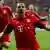 Franck Ribery und Bastian Schweinsteiger feiern das 1:0 gegen Real. (Foto: REUTERS/Michaela Rehle)