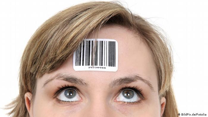 Volkszählung Frau mit Strichcode auf der Stirn Symbolbild