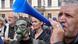 Gewerkschaftsmitglieder protestieren gegen Kürzungen im öffentlichen Dienst (Foto: Reuters) Gewerkschaftsmitglieder protestieren gegen Kürzungen im öffentlichen Dienst (Foto: Reuters)