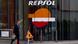 En la imagen se observa a un hombre que pasa frente a una gasolinera Repsol. En la imagen se observa a un hombre que pasa frente a una gasolinera Repsol.