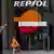 Логотип фирмы Repsol на ее мадридском офисе