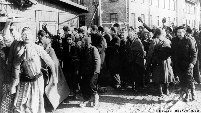 Auschwitz-Birkenau 1945 Befreiung Häftlinge Jubel ANDERER AUSSCHNITT