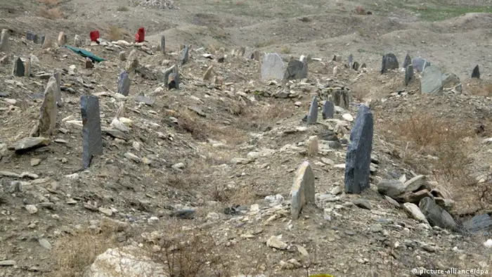 Trist und öde sieht der Friedhof der Selbstmordattentäter Kala-e-Haschmat Khan am 17.11.2011 in Kabul, Afghanistan aus. Die Taliban versprechen ihnen das Paradies. Doch zumindest die zerfetzten Körper der Selbstmordattentäter enden an einem Ort, der in keiner Weise an ein Schlaraffenland erinnert. Foto: Can Merey dpa (zu dpa Der Friedhof der Selbstmordattentäter vom 04.01.2012) +++(c) dpa - Bildfunk+++