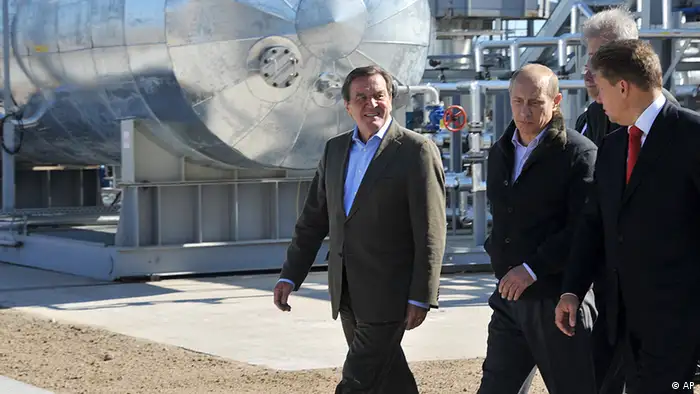 Gerhard Schröder Wladimir Putin Gazprom Chef Alexei Miller 2011 (AP)