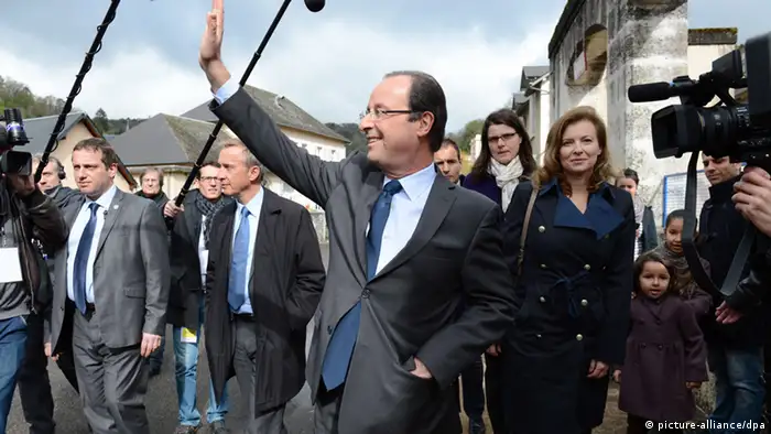 epa03192221 French Socialist Party (PS) candidate for the 2012 French presidential election, Francois Hollande (C) waves to onlookers after casting his vote for the first round of France's presidential elections at a polling station in Tulle, France, 22 April 2012. Walking behind him is French journalist Valerie Trierweiler (R), partner of Socialist Party (PS) candidate Francois Hollande. France was voting 22 April in a first round of a presidential election, in which Socialist frontrunner Francois Hollande is tipped to defeat incumbent French President Nicolas Sarkozy. EPA/CAROLINE BLUMBERG +++(c) dpa - Bildfunk+++