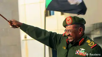 Sudanese President Omar Hassan al-Bashir waves to supporters after receiving victory greetings at the Defence Ministry, in Khartoum April 20, 2012. South Sudan said on Friday it would withdraw its troops from the disputed Heglig oil region more than a week after seizing it from Sudan, pulling the countries back from the brink of a full-blown war. Sudan quickly declared victory, saying its armed forces had liberated the area by force as thousands of people poured onto the streets of Khartoum cheering, dancing, honking car horns and waving flags. REUTERS/ Mohamed Nureldin Abdallah (SUDAN - Tags: MILITARY CONFLICT POLITICS) Generalleutnant Umar Hasan Ahmad al-Baschir (arabisch ‏عمر حسن أحمد البشير‎, DMG ʿUmar Ḥasan Aḥmad al-Bašīr; * 1. Januar 1944 in Hosh Bannaga bei Schandi, Sudan) ist der Staatspräsident des Sudan, der 1989 nach einem unblutigen Militärputsch an die Macht kam und das Land nach einer islamisch-fundamentalistischen Haltung regiert. Seit 1993 ist al-Baschir Staatspräsident.