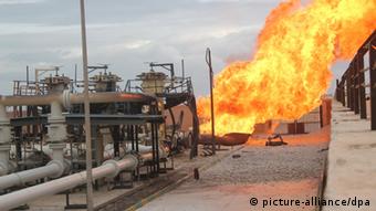 Brennende ägyptische Gas-Pipeline in El Arish am 5. Februar 2011 (Foto: picture-alliance/dpa)