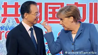 Bundeskanzlerin Angela Merkel (CDU) und der chinesische Ministerpräsident Wen Jiabao (l) eröffnen am Montag (23.04.2012) auf dem Messegelände in Hannover im chinesischen Gemeinschaftsstand die Messe. Etwa 5000 Unternehmen aus 69 Ländern beteiligen sich an der weltgrößten Industrieschau Hannover Messe vom 23. bis zum 27. April. China ist das diesjährige Partnerland. Foto: Peter Steffen dpa/lni +++(c) dpa - Bildfunk+++