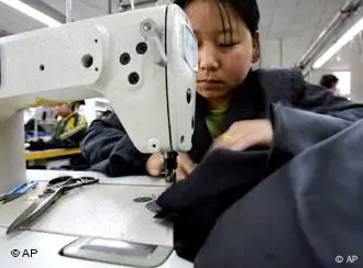中国女工手中线，美国大众身上衣