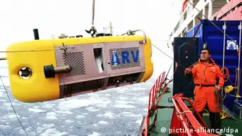 The undated photo shows a member of China's third Arctic expedition helping drag the underwater robot Arctic ARV out of the Arctic Ocean. Arctic ARV, the first underwater robot developed by China, has successfully completed its first investigation under ice at north latitude of 84 degrees. Xinhua /Landov +++(c) dpa - Report+++