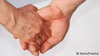Schwules Paar Händchen halten