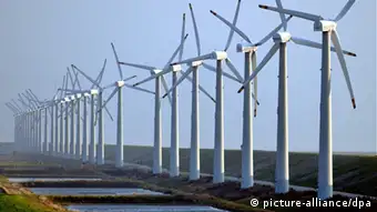 Zahlreiche Windkrafträder drehen sich am 22.9.2003 bei stürmischen Winden am Deich bei Niebüll. Die Windbranche in Deutschland steht nach Ansicht des Vizepräsidenten des Bundesverbandes Windenergie (BWE), Albers, am Scheideweg. Die zentrale Frage ist, ob die zu erwartenden Umsatzrückgänge durch den Export kompensiert werden können, sagte Albers der dpa am 23.9. am Rande der Messe HUSUMwind 2003. Die zunächst von einem Boom verwöhnte Windindustrie muss erstmals in diesem Jahr einen deutlichen Rückgang der Umsätze hinnehmen, den der BWE-Experte auf bisher knapp 25 Prozent bezifferte. Dieser Trend werde sich fortsetzen, wenn die Politik nicht gegensteuere. Als Gründe nannte Albers, dass die Finanzierungswirtschaft, also die Banken, mit eigenen wirtschaftlichen Problemen zu kämpfen habe.