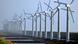 Zahlreiche Windkrafträder drehen sich am 22.9.2003 bei stürmischen Winden am Deich bei Niebüll. Die Windbranche in Deutschland steht nach Ansicht des Vizepräsidenten des Bundesverbandes Windenergie (BWE), Albers, am Scheideweg. "Die zentrale Frage ist, ob die zu erwartenden Umsatzrückgänge durch den Export kompensiert werden können", sagte Albers der dpa am 23.9. am Rande der Messe "HUSUMwind 2003". Die zunächst von einem Boom verwöhnte Windindustrie muss erstmals in diesem Jahr einen deutlichen Rückgang der Umsätze hinnehmen, den der BWE-Experte auf bisher knapp 25 Prozent bezifferte. Dieser Trend werde sich fortsetzen, wenn die Politik nicht gegensteuere. Als Gründe nannte Albers, dass die Finanzierungswirtschaft, also die Banken, mit eigenen wirtschaftlichen Problemen zu kämpfen habe. Zahlreiche Windkrafträder drehen sich am 22.9.2003 bei stürmischen Winden am Deich bei Niebüll. Die Windbranche in Deutschland steht nach Ansicht des Vizepräsidenten des Bundesverbandes Windenergie (BWE), Albers, am Scheideweg. "Die zentrale Frage ist, ob die zu erwartenden Umsatzrückgänge durch den Export kompensiert werden können", sagte Albers der dpa am 23.9. am Rande der Messe "HUSUMwind 2003". Die zunächst von einem Boom verwöhnte Windindustrie muss erstmals in diesem Jahr einen deutlichen Rückgang der Umsätze hinnehmen, den der BWE-Experte auf bisher knapp 25 Prozent bezifferte. Dieser Trend werde sich fortsetzen, wenn die Politik nicht gegensteuere. Als Gründe nannte Albers, dass die Finanzierungswirtschaft, also die Banken, mit eigenen wirtschaftlichen Problemen zu kämpfen habe.