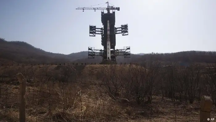 North Korea's Unha-3 rocket, slated for liftoff between April 12-16, stands at Sohae Satellite Station in Tongchang-ri, North Korea on Sunday April 8, 2012. North Korean space officials have moved a long-range rocket into position for this week's controversial satellite launch, vowing Sunday to push ahead with their plans in defiance of international warnings against violating a ban on missile activity.(Foto:David Guttenfelder/AP/dapd)
