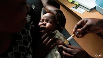 Ein Kind in Afrika erhält eine Impfung. (Foto: ap)