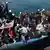 Ein Boot mit Flüchtlingen im Mittelmeer (Foto:dpa)