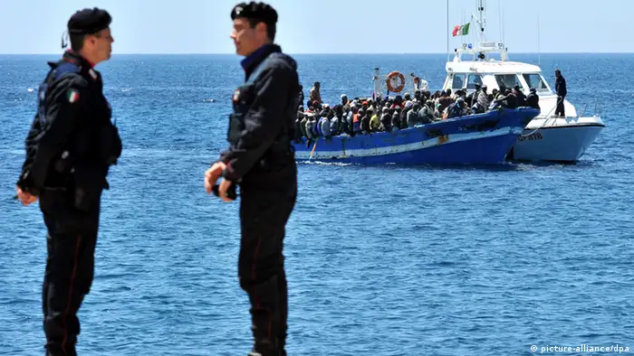 Une embarcation transportant des migrants près de l'île italienne de Lampedusa
