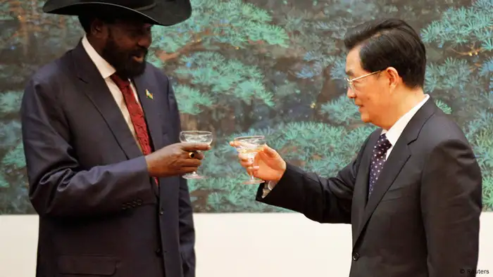 South Sudan President Salva Kiir Mayardit (L) and his Chinese counterpart Hu Jintao toast during a signing ceremony at the Great Hall of the People in Beijing April 24, 2012. Hu told Kiir on Tuesday that he hoped for calm and restraint between the two Sudans, state television reported. Kiir's visit to Beijing comes days after he ordered troops to withdraw from the oil-rich Heglig region after seizing it from Sudan, a move that brought the two countries to the brink of all-out war. REUTERS/Kazuhiro Ibuki/Pool (CHINA - Tags: POLITICS)