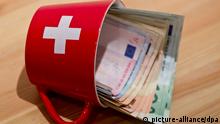 ILLUSTRATION - Euro-Scheine stecken in einer Tasse mit der Schweizer Flagge, aufgenommen am 03.04.2012 in Nürnberg (Mittelfranken). In die Schweiz gebrachtes Vermögen deutscher Bürger aus den vergangenen zehn Jahren soll mit bis zu 41 Prozent besteuert werden. Das haben Deutschland und die Schweiz nach langen Verhandlungen am Donnerstag vereinbart. Im Bundesrat ist die Regierungskoalition jedoch auf SPD und Grüne angewiesen. Foto: Daniel Karmann dpa/lby (zu dpa «Poker um deutsches Schwarzgeld in der Schweiz und kein Ende» vom 06.04.2012) pixel