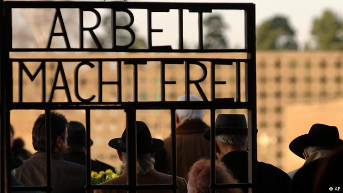 Ворот в Заксенхаузен с надписью Arbeit macht frei