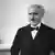 O maestro italiano Arturo Toscanini em paletó preto e gravata borboleta